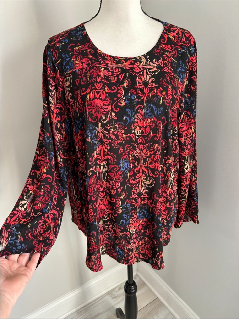 Context Black V Neck Long-Sleeve blouse with Red & Blue Damask Print Sz medium